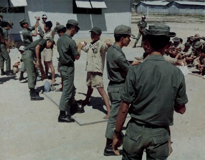 Hình ảnh kiểm tra tù binh trước khi đưa vào trại giam
