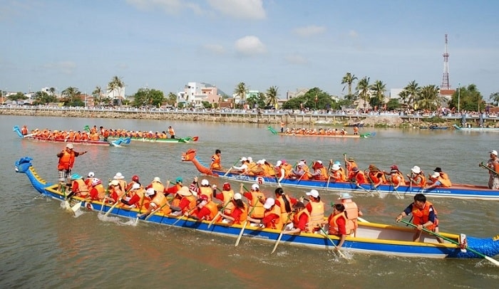 Lễ hội đua thuyền đầm Ô Loan