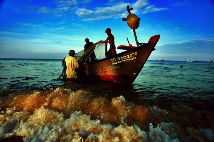 Ngư dân kéo lưới đánh bắt cá khi chiều tà
