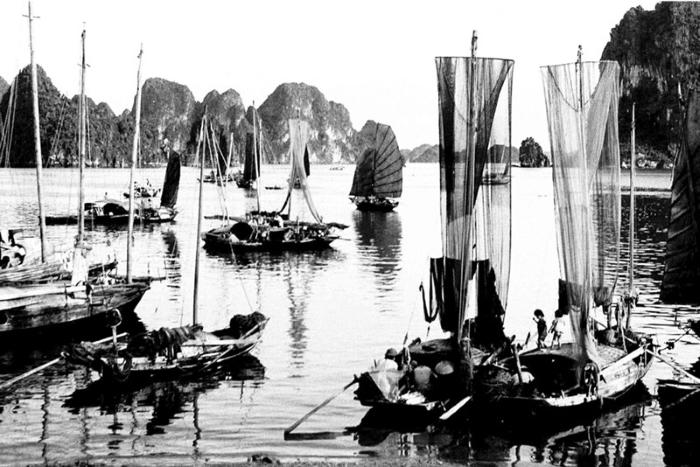 Thuyền ven vịnh Hạ Long xưa