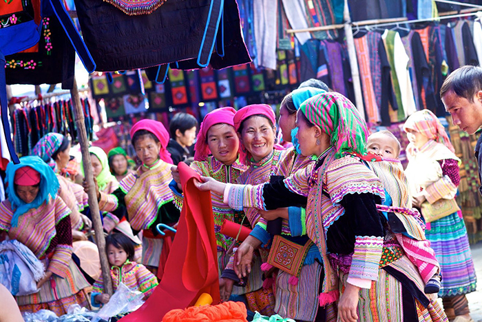 Đến huyện Bắc Hà (tỉnh Lào Cai), một trong những hoạt động thú vị mà du khách nên trải nghiệm là tham gia các phiên chợ. 