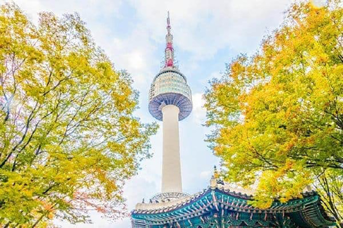 Tháp N Seoul, thường được gọi là Tháp Namsan, là địa danh biểu tượng của Seoul với hướng nhìn toàn cảnh ra thành phố.