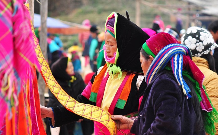 Người H'Mông ở Hà Giang có nhiều phong tục tập quán có giá trị về văn hoá, giáo dục đạo đức lối sống đạo lý dân tộc. 