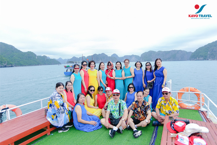 Hành khách tham gia tour du thuyền Hạ Long 2 ngày 1 đêm của Kavo Travel