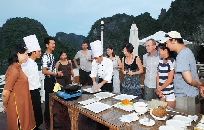 Du khách được tham quan lớp học nấu ăn trên du thuyền Hạ Long