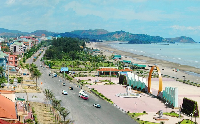 Bãi biển Cửa Lò có chiều dài hơn 10km với 3 bãi tắm gồm Lan Châu, Song Ngư và Xuân Hương