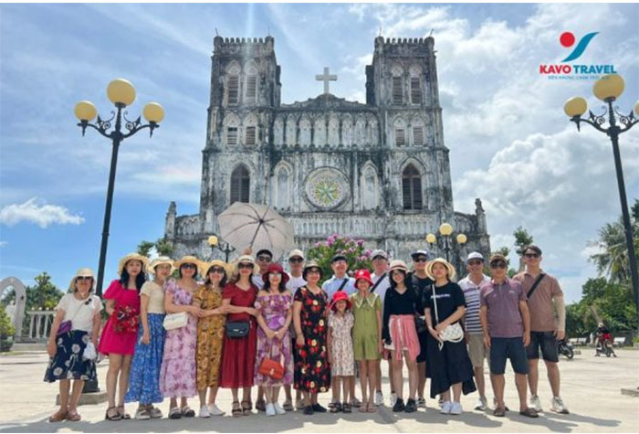 Du khách đi tour Phú Yên nhà Khát Vọng Việt chụp hình lưu niệm tại nhà thờ Mằng Lăng