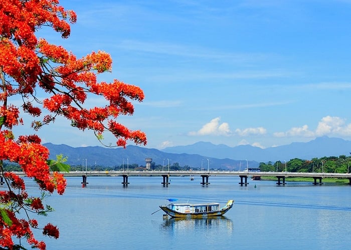 Sông Hương với vẻ đẹp thơ mộng với cây cầu Tràng Tiền mang vẻ đẹp lịch sử