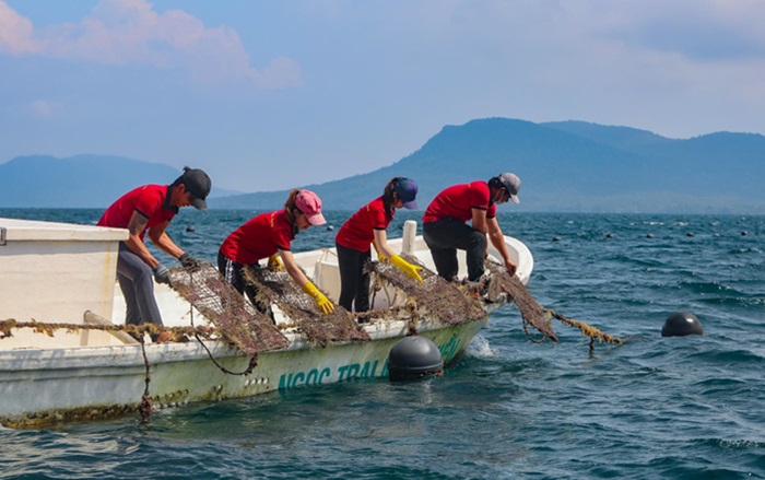 Buổi sáng ngày thứ 3, xe đưa đoàn đi tham quan nông trại nuôi ngọc trai