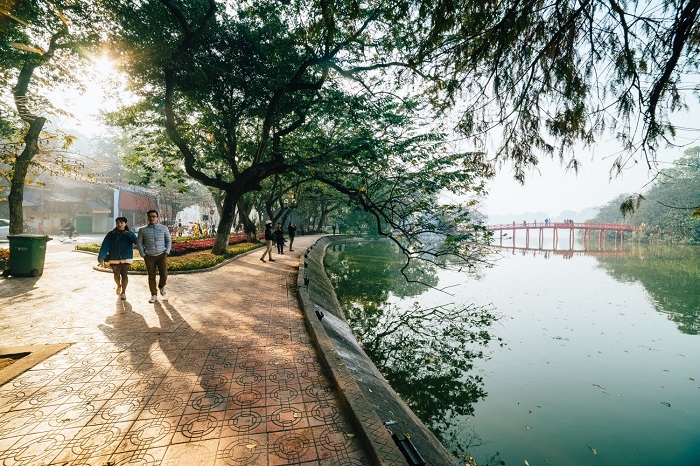 Đi dạo quanh hồ vào buổi sáng sớm sẽ mang đến cho bạn cảm giác yên bình và tươi mới